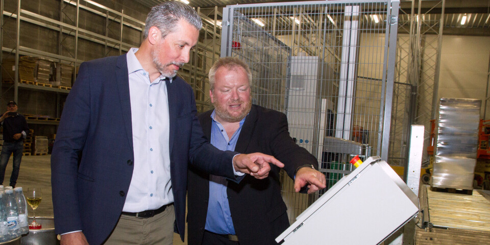 Direktør Jakob Flyvbjerg Kristensen åbnede officielt frysehuset ved at trykke på startknappen til frysehuset avancerede transportbånd.