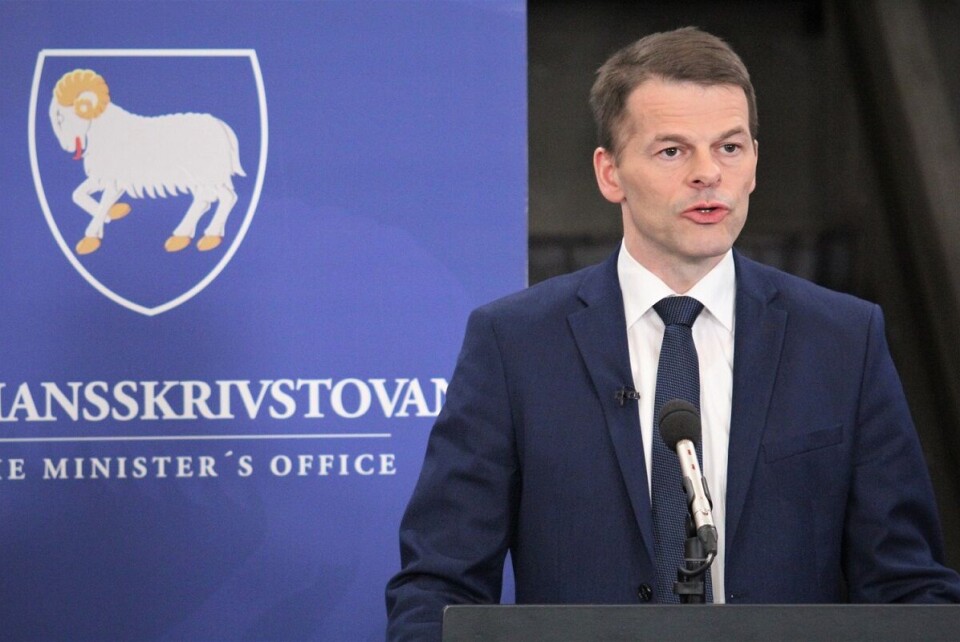 Lagmand Bárður Nielsen orienterer færingerne om den nye hjælpepakke til erhvervslivet, så man kan komme igennem coronakrisen.