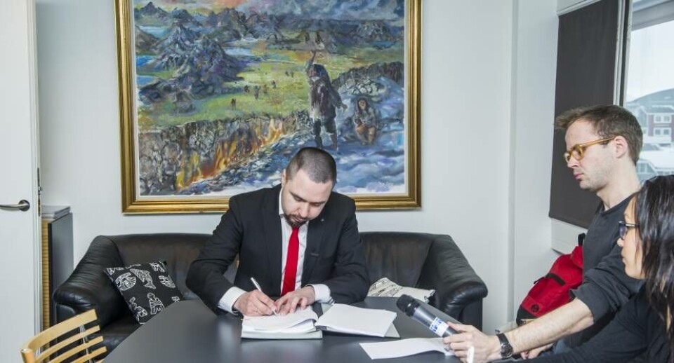Naalakkersuisoq for erhverv, råstoffer og arbejdsmarked Jens-Erik Kirkegaard fra Siumut underskriver aftalen med True North Gems. Samme seance blev afholdt i Toronto, hvor True North Gems underskrev aftalen