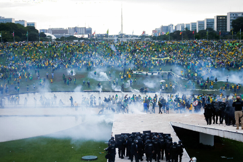Demonstranter, som støtter den tidligere brasilianske præsident Jair Bolsonaro, indledte søndag et stormløb mod den brasilianske kongres.