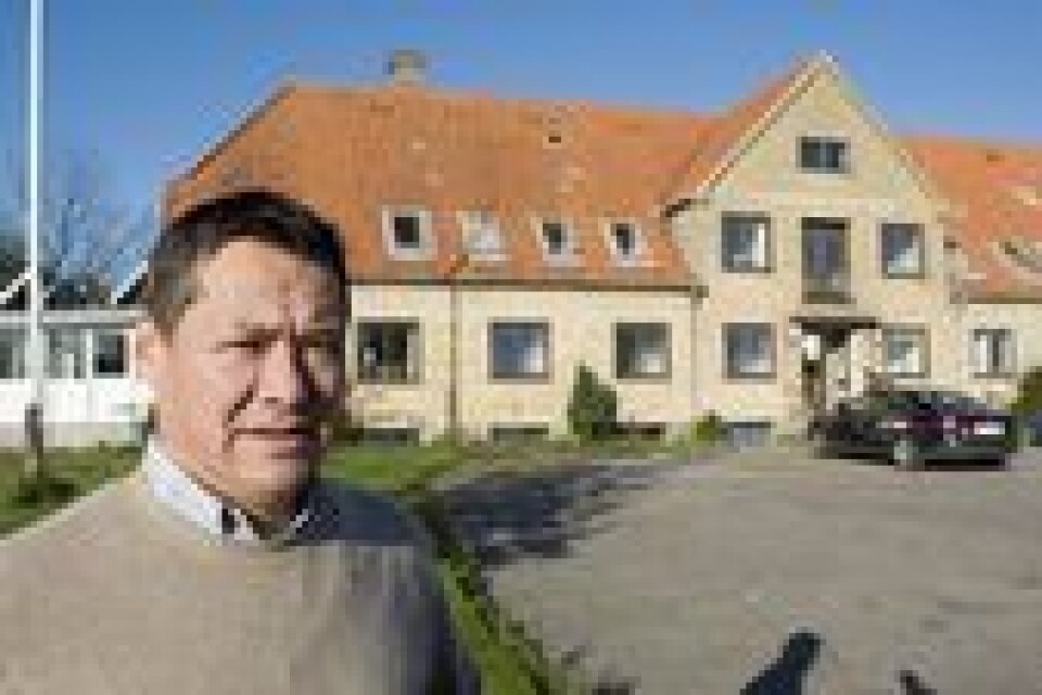 Ulf Abrahamsen foran sit nyerhvervede vandrerhjem.