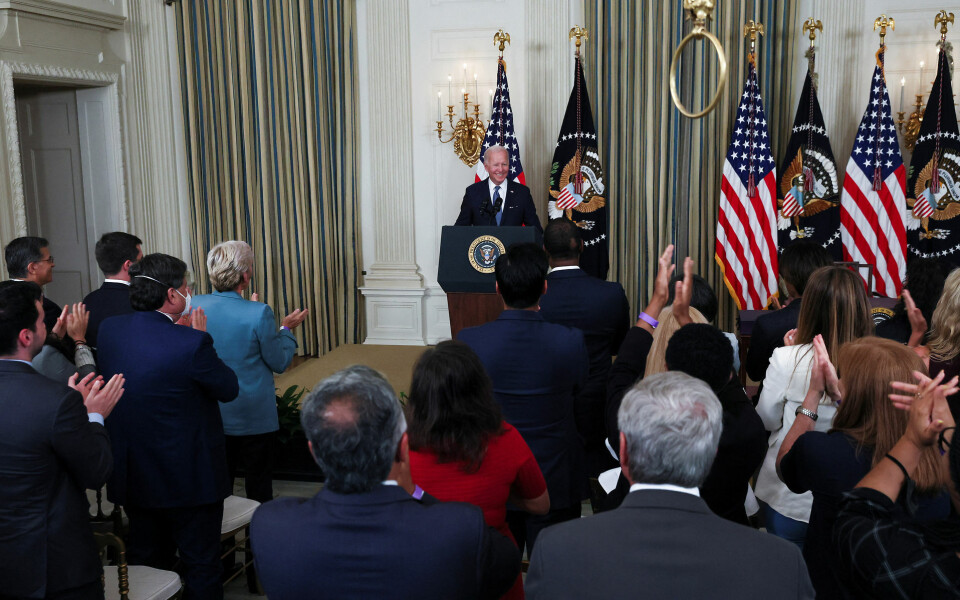 Flankeret af flere højtstående demokratiske kongresmedlemmer underskrev præsident Joe Biden tirsdag amerikansk tid en klima-, sundheds- og skattepakke til en værdi af cirka 430 milliarder dollar.
