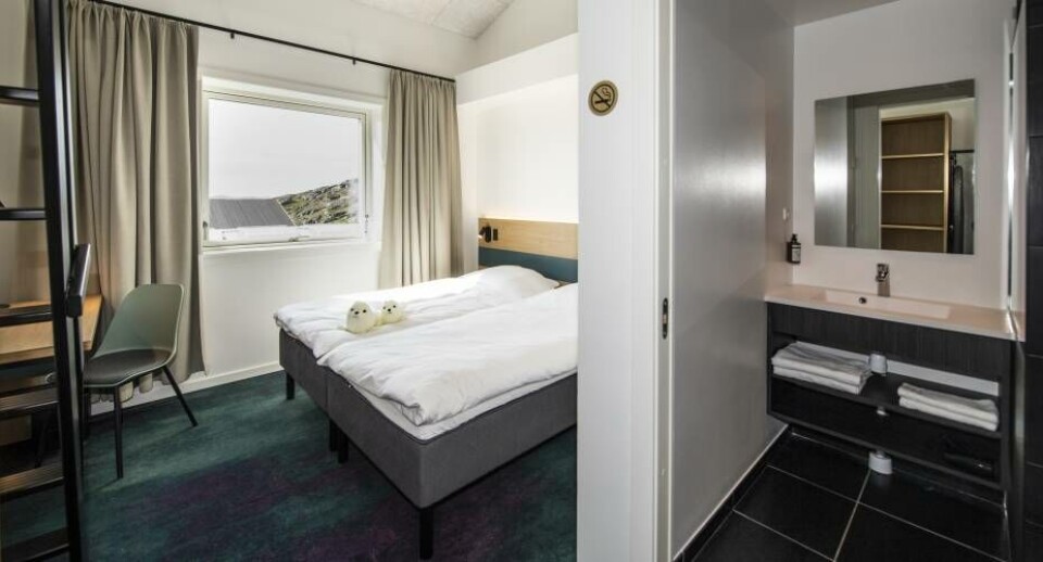 Der er lagt op til at indføre en skat eller afgift på hotelovernatninger på mellem 30-100 kroner per værelsesnat, som årligt vil kunne indbringe 8-27 millioner kroner i landskassen.