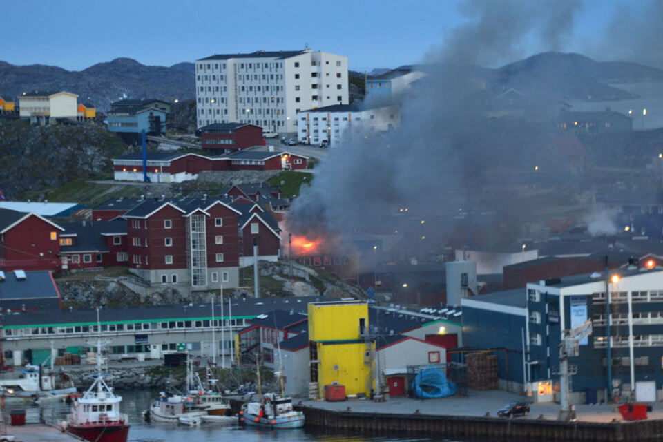 Politiet i Nuuk fik en anmeldelse om røgudvikling natten til fredag klokken 00.55 Magni HøgnesenElektronikværkstedet O.S. Electronic har adresse på Aalisartut Aqqutaat 3 - et stenkast fra Sømandshjemmet. Ifølge politiets foreløbige oplysninger er virksomhedsbygningen totalskadet Magni HøgnesenPolitiet i Nuuk fik en anmeldelse om røgudvikling natten til fredag klokken 00.55 Magni HøgnesenElektronikværkstedet O.S. Electronic har adresse på Aalisartut Aqqutaat 3 - et stenkast fra Sømandshjemmet. Ifølge politiets foreløbige oplysninger er virksomhedsbygningen totalskadet Magni HøgnesenPolitiet i Nuuk fik en anmeldelse om røgudvikling natten til fredag klokken 00.55 Magni HøgnesenElektronikværkstedet O.S. Electronic har adresse på Aalisartut Aqqutaat 3 - et stenkast fra Sømandshjemmet. Ifølge politiets foreløbige oplysninger er virksomhedsbygningen totalskadet Magni Høgnesen