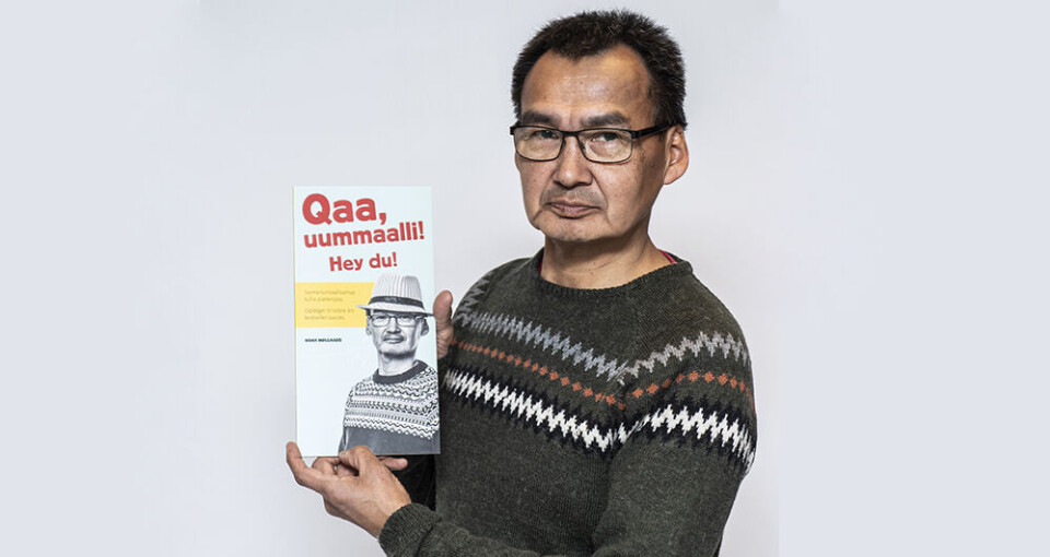 Noah Mølgaard med sin nye bog ”Qaa, uummaalli¡ Hey du”