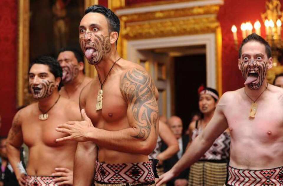 Det var Maori-scener som denne, der fik Marie Krarup til at reagere: - Dansk Folkepartis næstformand, Søren Espersen, beklager Marie Krarups blogindlæg, hvori hun har hånet New Zealands oprindelige befolkning, maorierne. - Akkurat som jeg mener, at folk, der kommer til Danmark, skal respektere Danmark og vores måde at indrette os på, skal vi det, når vi rejser udenlands. Dette gælder selvsagt også folketingsmedlemmer fra Dansk Folkeparti, siger Søren Espersen. - Dansk Folkeparti skal derfor beklage Marie Krarups blogindlæg - og den misere, det har givet anledning til, siger han i en udtalelse. POLFOTO/arkiv
