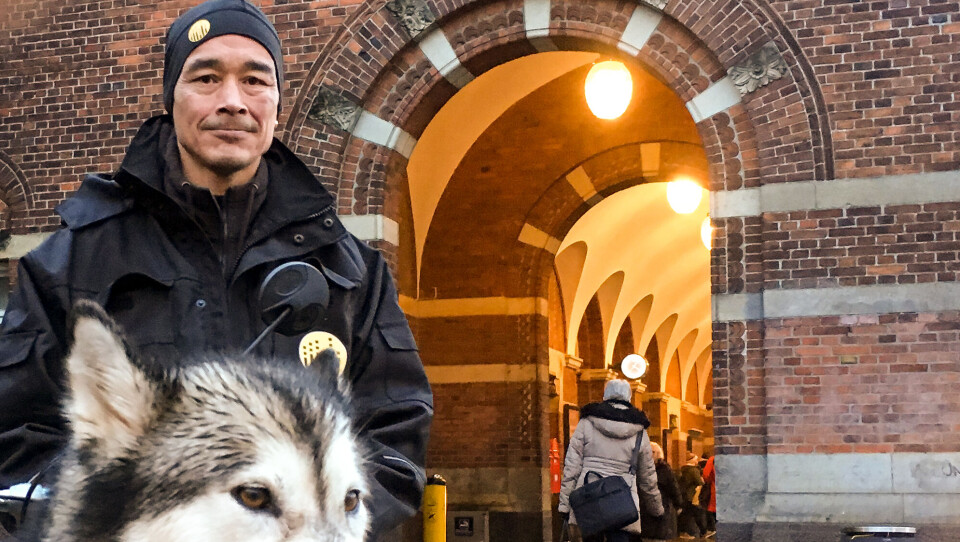 Skytsengle holdt hånden over Thomas
