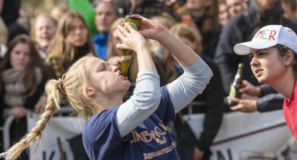 Hvert år holder de studerende på Aarhus Universitet en kapsejlads i universitetsparken, der tiltrækker flere tusinde unge, og hvor der festes igennem med øl og alkohol.
