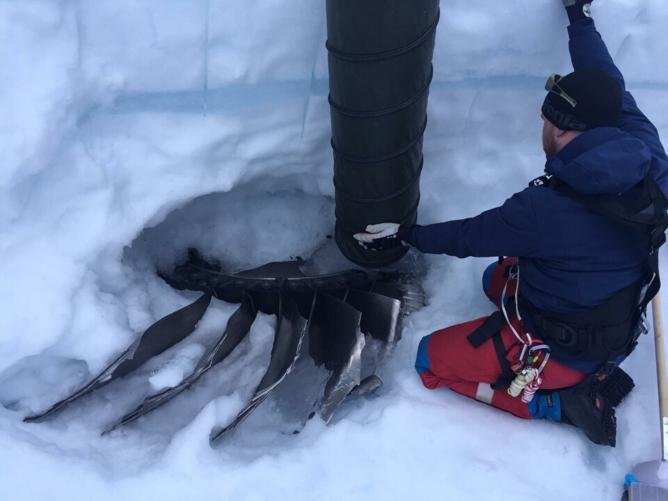 Her er man i gang med at grave og smelte sne, så man kan nå frem til flymotoren