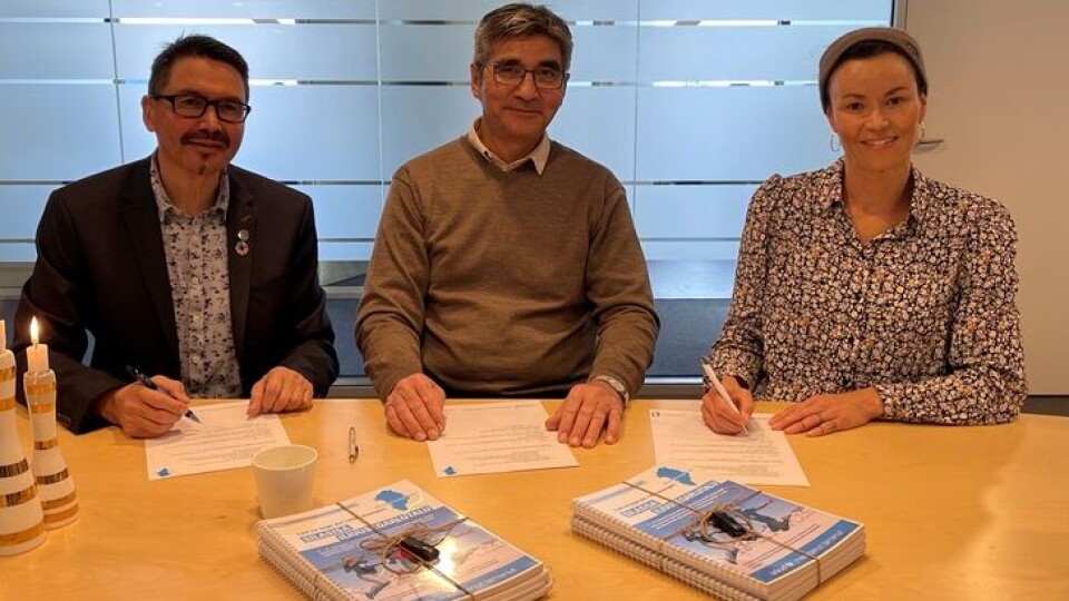 Ved overdragelsen deltog Naalakkersuisoq for Uddannelse, Peter Olsen, og Naalakkersuisoq for Landbrug, Selvforsyning, Energi og Miljø, Kalistat Lund.