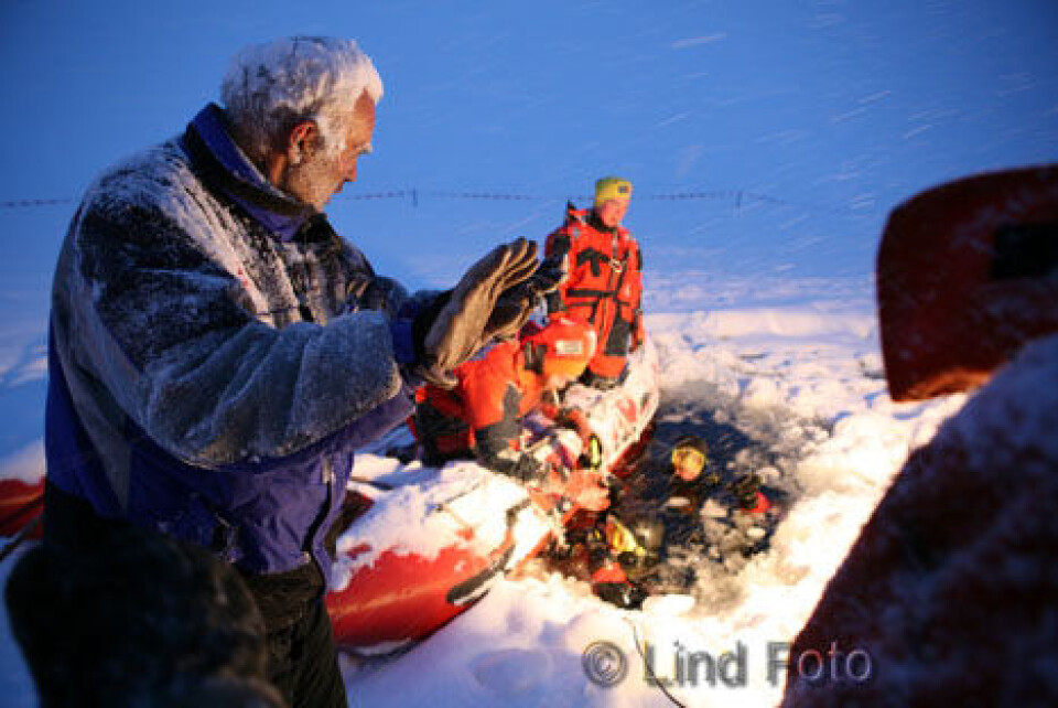 Laarseeraq Skifte får overdraget nøglen til den forliste pistemaskine af dykkere, der slukkede for motoren på bunden af vandsøen.