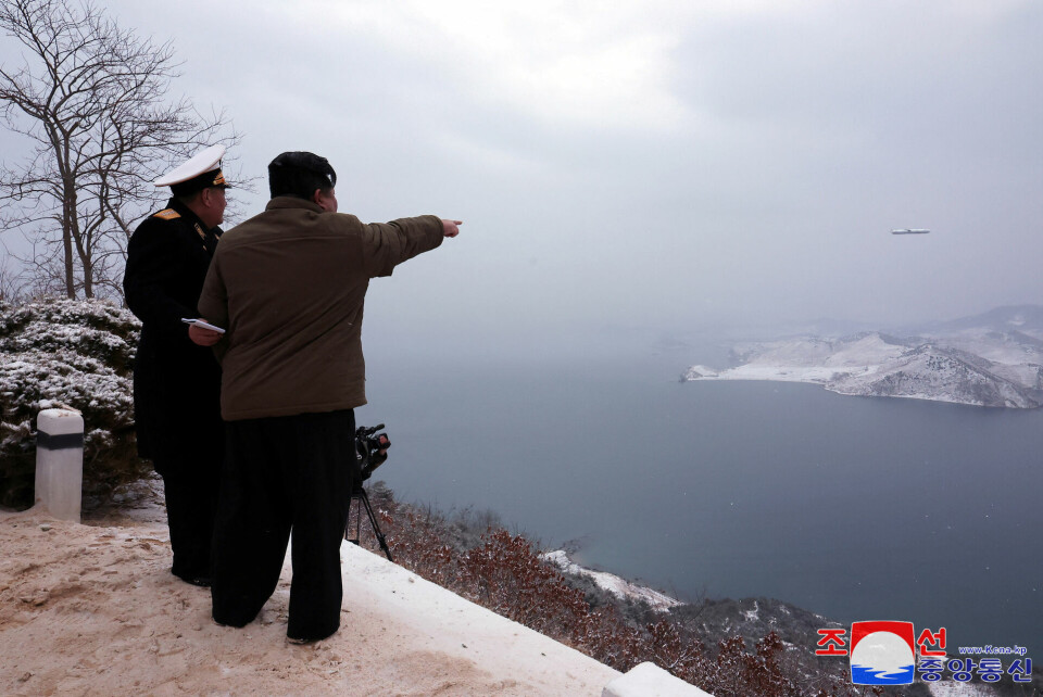 Den nordkoreanske leder, Kim Jong-un, følger på billederne offentliggjort af det statslige nordkoreanske nyhedsbureau KCNA angiveligt med i missilaffyringerne den seneste uge. Ifølge KCNA er billedet her taget 28. januar.