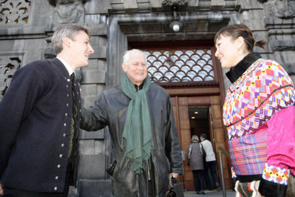 Svend Auken var mellem de glade gratulanter, da Juliane Henningsen mødte op på sin første arbejdsdag på Christiansborg efter folketingesvalget i i 2007. Foto: Anne Bang
