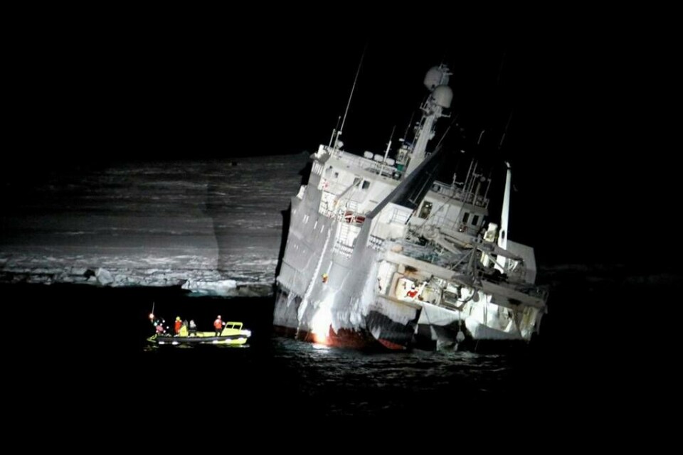 Der gik næsten en uge efter forliset, før den norske kystvagt torsdag aften kunne komme ombord på den grundstødte trawler. Frygten er, at skibet lækker sine 300.000 liter olie.