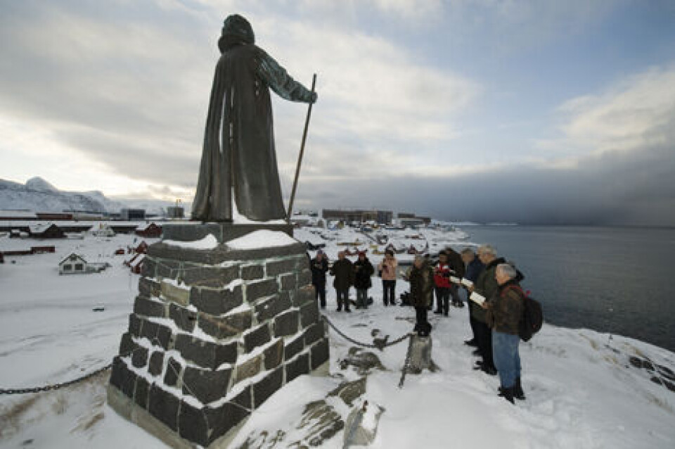 Under en blytung himmel blev Hans Egedes 250 års dødsdag markeret i Nuuk. Onsdag aften prædiker domprovst Emma Balslev ved en mindegudstjeneste i Hans Egede kirke i Nuuk. Domprovst Emma Balslev nedlagde onsdag formiddag en krans ved Hans Egede-statuen i Nuuk Under en blytung himmel blev Hans Egedes 250 års dødsdag markeret i Nuuk. Onsdag aften prædiker domprovst Emma Balslev ved en mindegudstjeneste i Hans Egede kirke i Nuuk. Domprovst Emma Balslev nedlagde onsdag formiddag en krans ved Hans Egede-statuen i Nuuk Under en blytung himmel blev Hans Egedes 250 års dødsdag markeret i Nuuk.