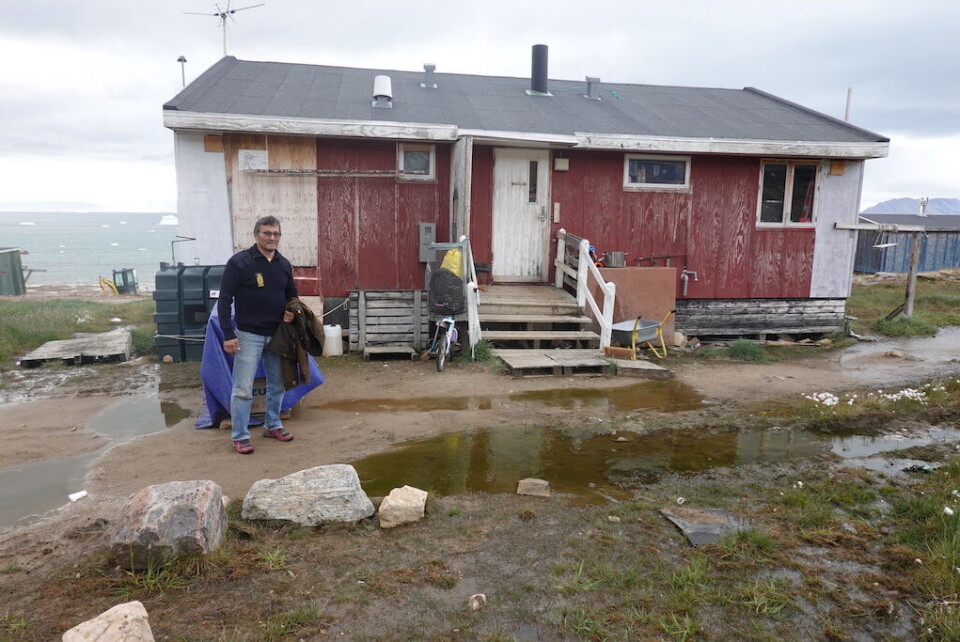 Qaanaaq adskiller sig fra de fleste andre byer på kysten, fordi næsten hele byen er bygget på jord; ikke på klipper. Klimaforandringerne betyder, at den underliggende permafrost tør om sommeren i højere grad end tidligere og det rammer bygninger og veje. Her er det Orla Kleists hus.