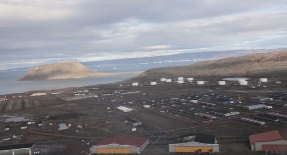 Servicekontrakten ved Pituffik er lige nu i udbud. Forventningen er, at der kommer en afklaring inden for kort tid. Vectrus Services har budt på opgaven sammen med Permagreen. Dertil har den tidlige servicekontraktholder Greenland Contractors budt på opgaven sammen med Greenland Holding.