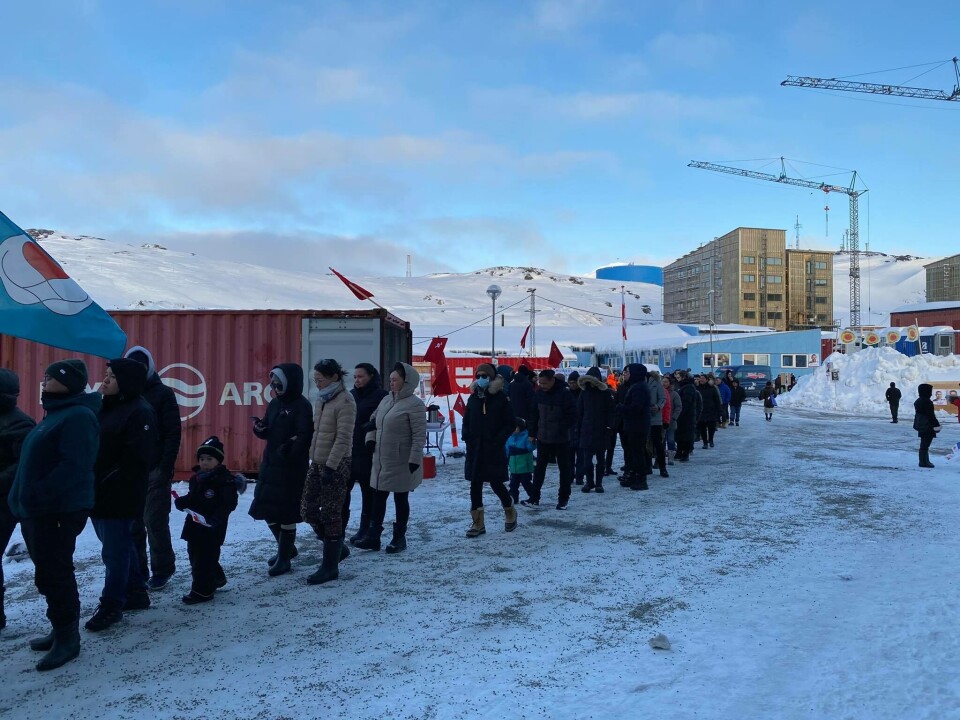 Der er fortsat lang kø for at stemme i Nuuk klokken 19.30.