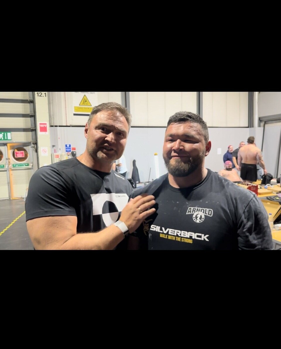 Kim Ujarak med træner Allan Juhl, der også er indehaver af Fitness.gl. Allan JuhlUjarak blev sammenlagt nummer 8 af 14 deltagere ved stævnet som alle er blandt verdens stærkeste. Allan JuhlDen sidste event var Atlas Stones fra 120kg op til 200kg. Her kæmpede Ujarak imod legenden Big Z (3x verden & 8x Arnold Classic mester) og her vandt Ujarak ved at løfte alle Atlas Stones. Allan JuhlKim Ujarak Lorentzen blev nummer 4 i det stævnets første event, som var dødløft Allan JuhlKim Ujarak med træner Allan Juhl, der også er indehaver af Fitness.gl. Allan JuhlUjarak blev sammenlagt nummer 8 af 14 deltagere ved stævnet som alle er blandt verdens stærkeste. Allan JuhlDen sidste event var Atlas Stones fra 120kg op til 200kg. Her kæmpede Ujarak imod legenden Big Z (3x verden & 8x Arnold Classic mester) og her vandt Ujarak ved at løfte alle Atlas Stones. Allan JuhlKim Ujarak Lorentzen blev nummer 4 i det stævnets første event, som var dødløft Allan Juhl