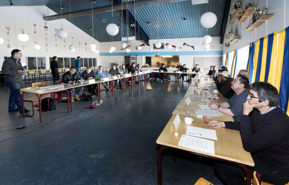 Fra workshoppen i Narsaq. Det er afdelingsleder i Departementet for Erhverv- Arbejdsmarked og Handel, Isak Nielsen Kleist, der orienterer deltagerne om den nationale beskæftigelsesstrategi