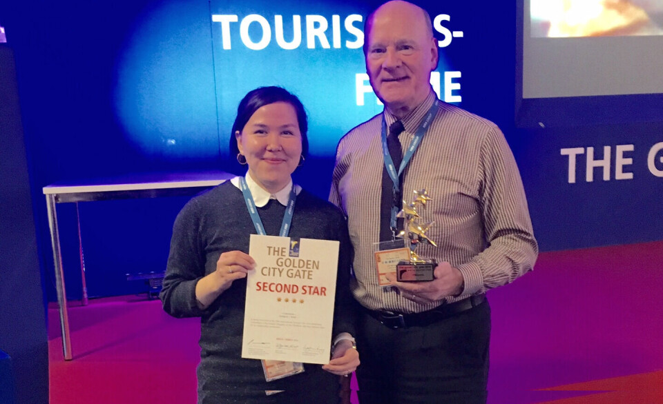 Direktør Erik Bjerregaard og bookingchef Else Marie Petersen i Berlin med 's statuette. Det er anden gang på få år, Hotel Arctic modtager udmærkelse på den store internationale turistmesse Hotel Arctic