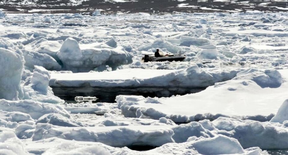Det kræver kraftig vind for at ændre på issituationen, men i øjeblikket er der dog vindstille i området