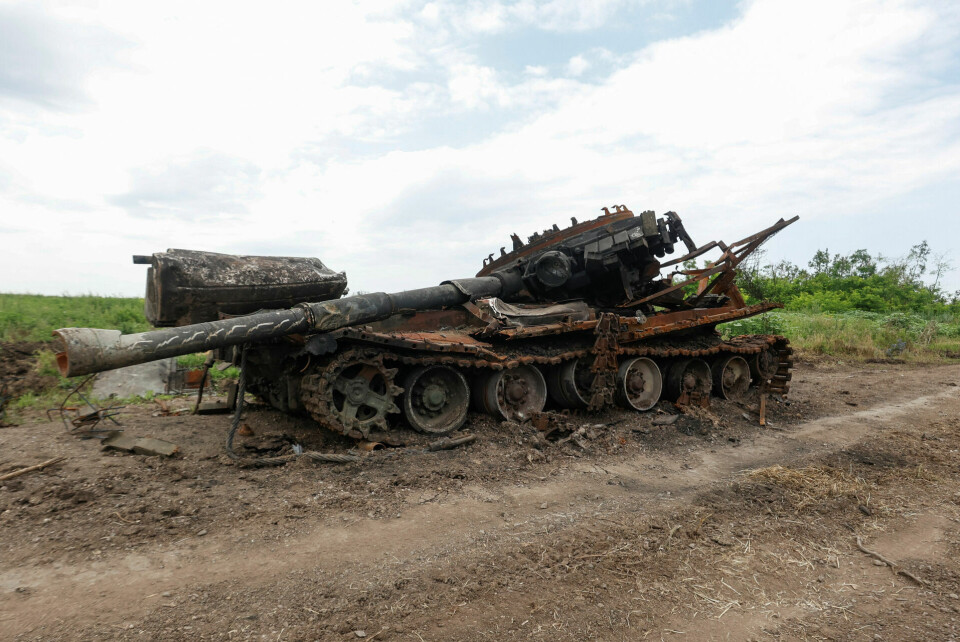 En ødelagt russisk tank ses i landsbyen Novodarivka, der for nylig er blevet generobret af de ukrainske væbnede styrker.