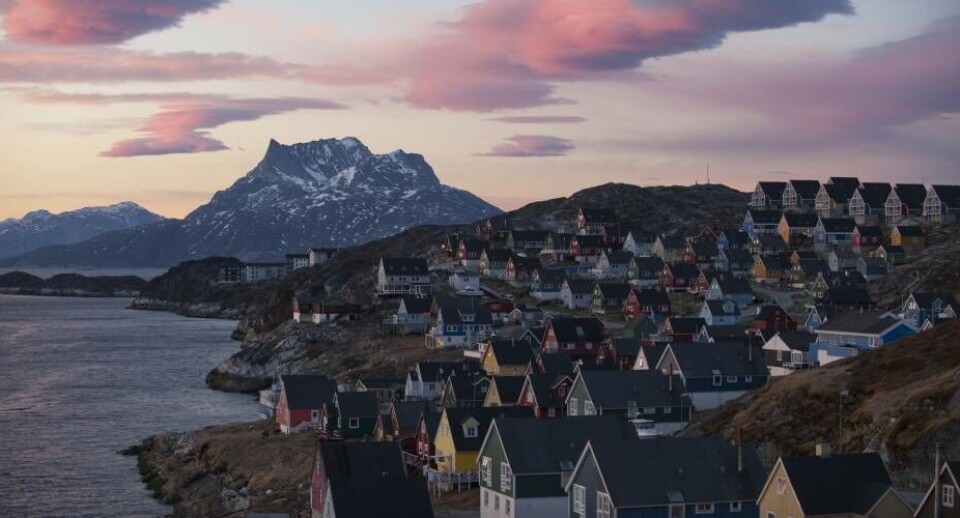 Solnedgang over finanserne. Sorte skyer tårner sig op i horisonten.