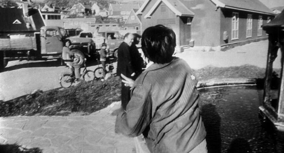 Anker Jørgensen var ikke lige velkommen alle steder. I 1977 i Qaqortoq kastede en demonstrant æg efter ham