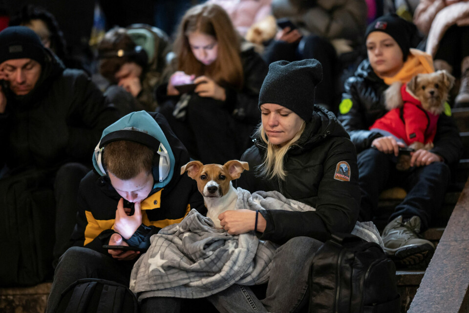 Fredag morgen har borgere i hovedstaden Kyiv søgt ly for de russiske angreb i byen metro.