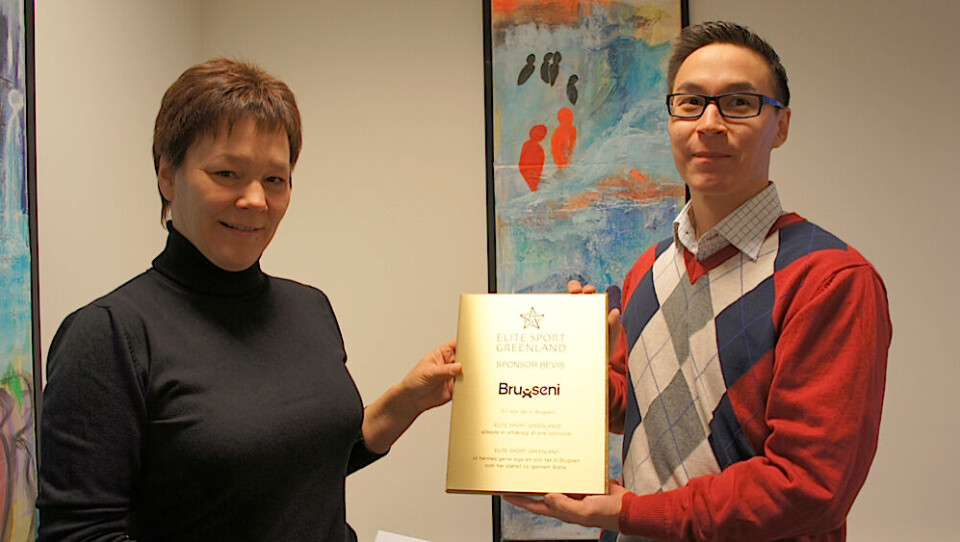 KNB'p pisortaanera Susanne Christensen kannissammik tunissuteqarfigineqarpoq Lauritz Heilmannimit, Elite Sport Greenland sinnerlugu ukiuni qulini suleqatigiissimanermut qujassutitut. Assi: KNB