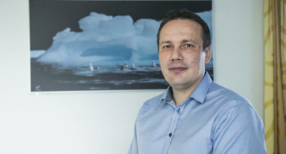 Formanden for Siumut Erik Jensen er rasende over trofæjagt skandalen: – Det er simpelthen for dårligt og fuldstændig uanstændigt at gennemføre en meget kort høring med frist til 2. juli og offentliggørelse den 12. juli, hvor de første jægere var ankommet til landet og var klar til at gå på jagt. Det er ikke alene dårlig forvaltningsskik, det er også skadeligt for landets omdømme som turistnation.