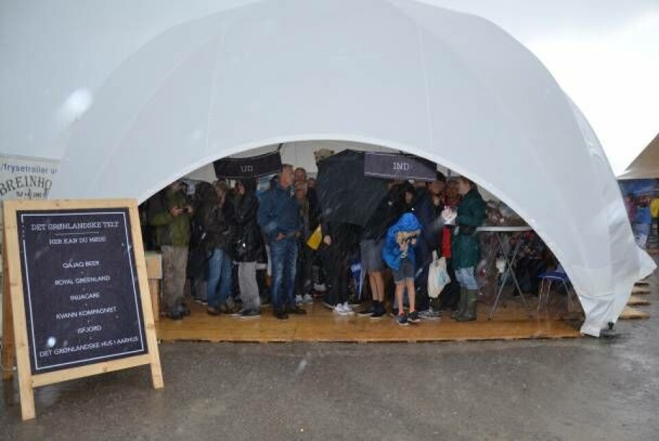 På trods af regn var der mange gæster til årets Food Festival, og Det Grønlandske Telt kunne heldigvis holde mange tørre.
