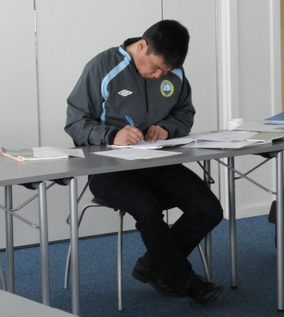 Damelandsholdets fodboldtræner Bent Petersen, Ilulissat, sveder ved eksamensbordet, da han tog sin UEFA-B licens. Foto: GBU