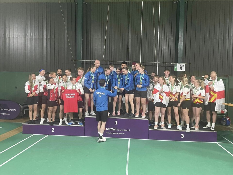 Grønlands Badmintonhold sikrede landets første medalje, da de som hold blev nr. 2 mandag.
