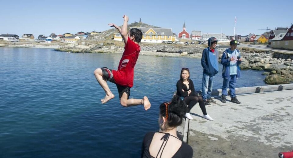 Sommeren er kommet til byen! De unge sprang direkte i havnen. Åh! Sommerens første badegys i Nuuk. Sommeren er kommet til byen! De unge sprang direkte i havnen. Åh! Sommerens første badegys i Nuuk. Sommeren er kommet til byen! De unge sprang direkte i havnen. Åh! Sommerens første badegys i Nuuk.