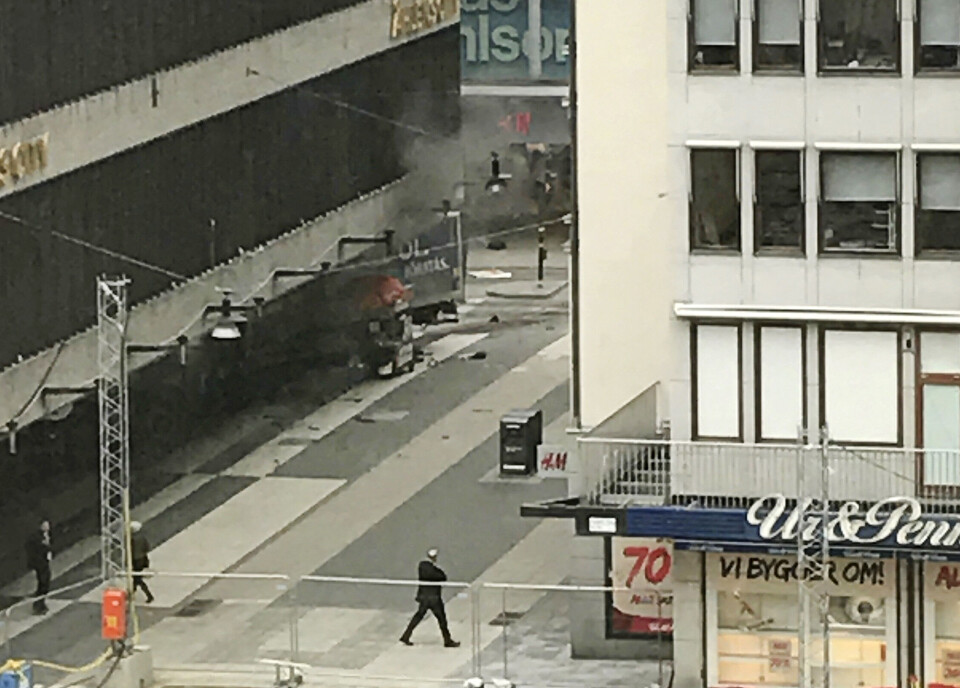 Lastbil kører ind i menneskemængde i Stockholm
