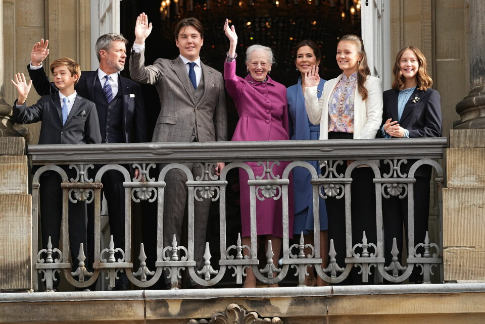 Prins Christian er søndag middag dansk tid trådt ud på balkonen på Frederik VIII's Palæ på Amalienborg sammen med sin familie, og dermed er den officielle fejring i af prinsen, der søndag fylder 18 år, blevet indledt.