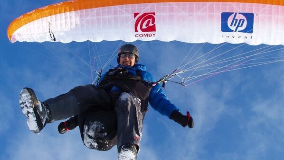 Paragliderlui Danmark-imi pissartanngorniunnissamut peqataassalluni Max Petersen qanittukkut Italiamukassaaq. Ass.: Nammineq pigisaq