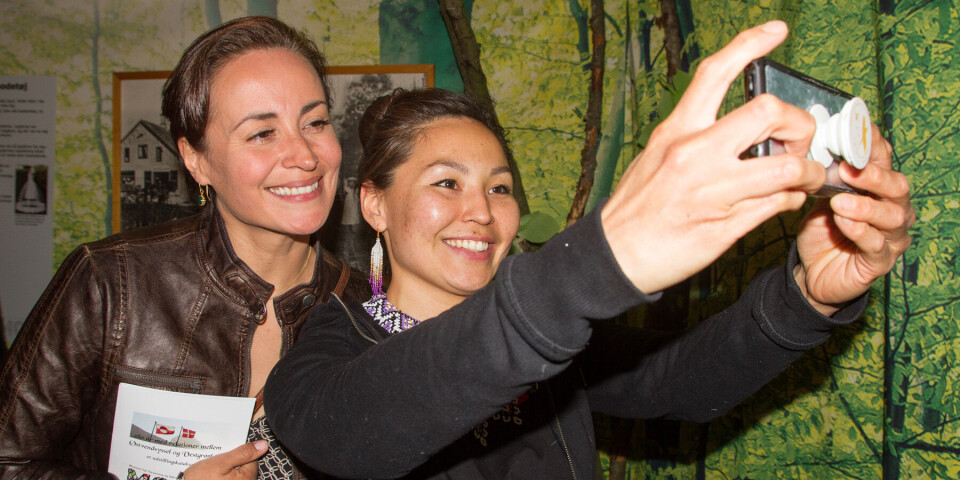 Efter åbningen af udstillingen stillede Julie Berthelsen op til selfies.