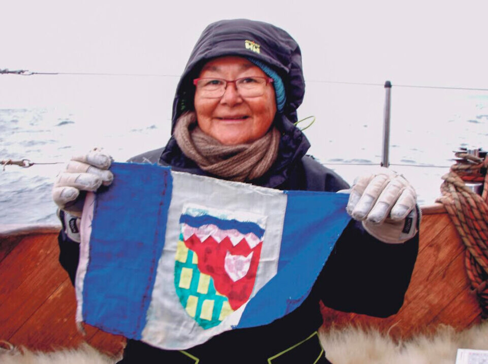 Dorthe Kjeldsen har lavet denne hjemmelavede Northwest Territory-flag: Hav med is i midten, isbjerge i toppen med Nordvestpassagen bølgende igennem. Grønt skovland og rød tundra og guldbarrer og et rævehoved for at vise landets ressourcer.