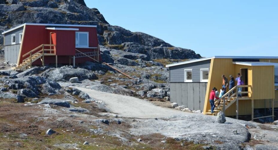 På billedet ses Inuk Hostels hytte. Stedet har også en café