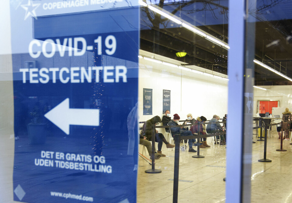 DK: Knap 15.000 nye smittede - antal indlagte stiger med 57