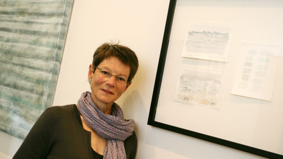 Maleren Jane Rushton mellem et maleri og de skitser fra Grønland, der er forlægget for maleriet. Foto: Jørgen Chemnitz