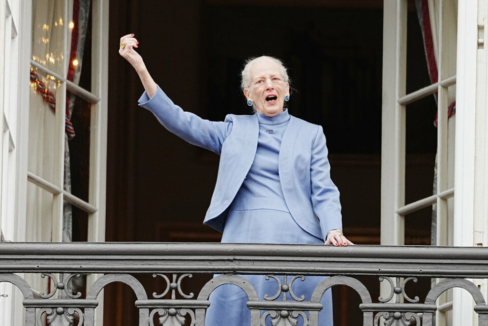 Danmark længe leve, lød det fra dronning Margrethe, da hun søndag middag trådte frem på balkonen på Amalienborg i anledning af sin fødselsdag. Det blev efterfulgt af ti hurraråb fra de fremmødte på slotspladsen.