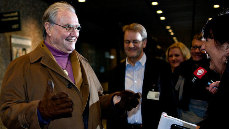 Henrik: Jeg ville være den første til at se mit barnebarn. Foto: Polfoto. Stine Larsen Frederik: - Det var tæt på at være uvirkeligt. Man står med drengen, og moderen må arbejde videre, og så kommer der en pige. Det var helt vildt. Foto: Polfoto. Stine Larsen Frederik: - Vi er yderst tilfreds med hele forløbet. Det er en fantastisk gruppe, der har stået bi. Jeg var kun bisidder og håndspålægger. Foto: Polfoto. Stine Larsen Henrik: Jeg ville være den første til at se mit barnebarn. Foto: Polfoto. Stine Larsen Frederik: - Det var tæt på at være uvirkeligt. Man står med drengen, og moderen må arbejde videre, og så kommer der en pige. Det var helt vildt. Foto: Polfoto. Stine Larsen Frederik: - Vi er yderst tilfreds med hele forløbet. Det er en fantastisk gruppe, der har stået bi. Jeg var kun bisidder og håndspålægger. Foto: Polfoto. Stine Larsen Henrik: Jeg ville være den første til at se mit barnebarn. Foto: Polfoto. Stine Larsen