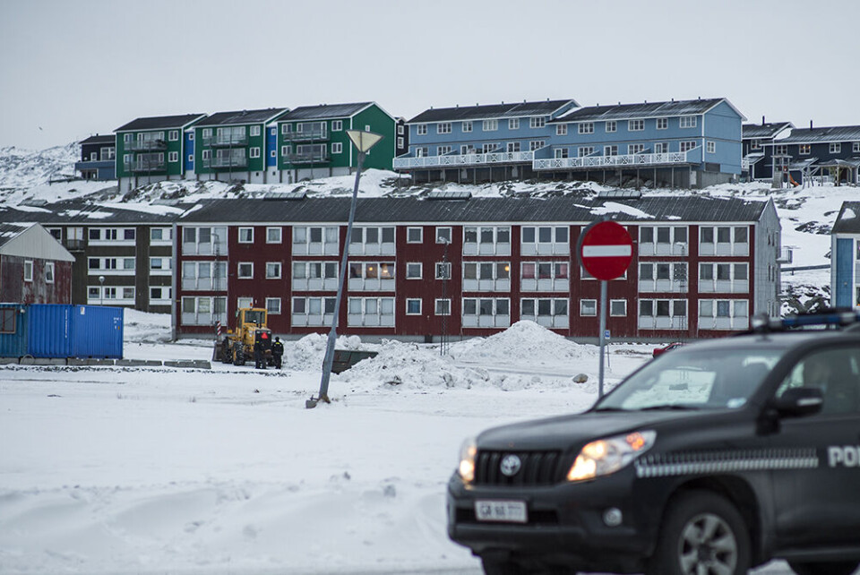 Kongevej 11 har siden fredag aften været afspærret på grund af anholdelsesaktionen Leiff JosefsenBetjente holder sig i sikkerhed Leiff JosefsenPolitimester Bjørn Tegner Bay tilser situationen på Kongevej Leiff JosefsenEt Hercules-fly landede 11:57 i Nuuk Lufthavn. Flyet indeholder forstærkning fra det danske politi PrivatEn gummiged agerer skjul for en gruppe indsatsbetjente i Nuuk Leiff JosefsenKongevej 11 har siden fredag aften været afspærret på grund af anholdelsesaktionen Leiff JosefsenBetjente holder sig i sikkerhed Leiff JosefsenPolitimester Bjørn Tegner Bay tilser situationen på Kongevej Leiff JosefsenEt Hercules-fly landede 11:57 i Nuuk Lufthavn. Flyet indeholder forstærkning fra det danske politi PrivatEn gummiged agerer skjul for en gruppe indsatsbetjente i Nuuk Leiff JosefsenKongevej 11 har siden fredag aften været afspærret på grund af anholdelsesaktionen Leiff Josefsen