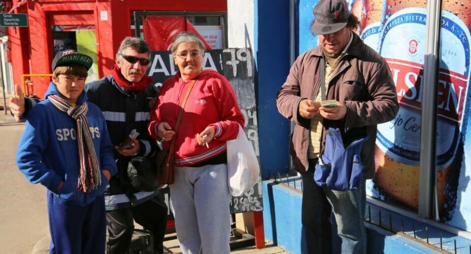 Beboere i Caneleones Knud Fl. LarsenPengene tælles Knud Fl. LarsenUruguays blå og hvide farver er meget synlige i gadebilledet Knud Fl. LarsenHuse i Caneleones en vinterdag i juni Knud Fl. LarsenBeboere i Caneleones Knud Fl. LarsenPengene tælles Knud Fl. LarsenUruguays blå og hvide farver er meget synlige i gadebilledet Knud Fl. LarsenHuse i Caneleones en vinterdag i juni Knud Fl. Larsen