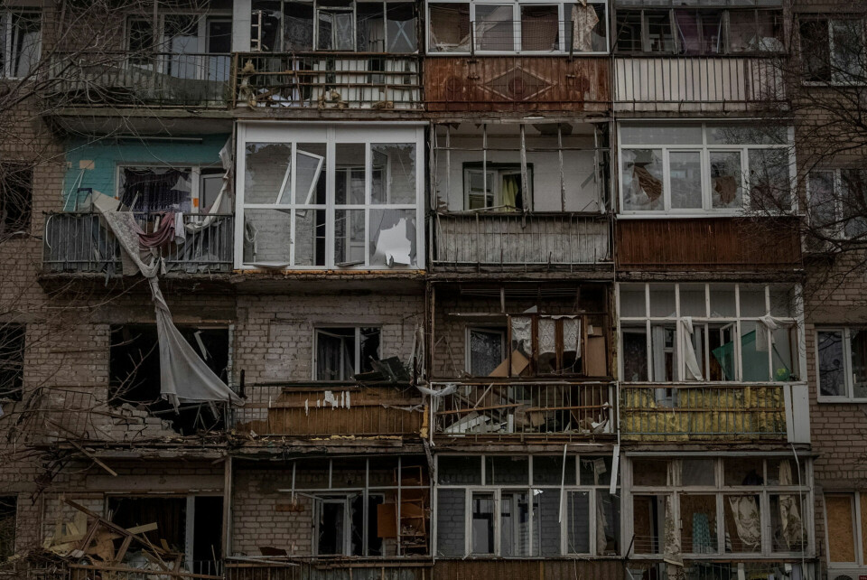 Rusland fortsætter sine angreb på Ukraine. Her et arkivfoto fra et lejlighedskompleks der blev ramt af et russisk angreb tidligere i år.