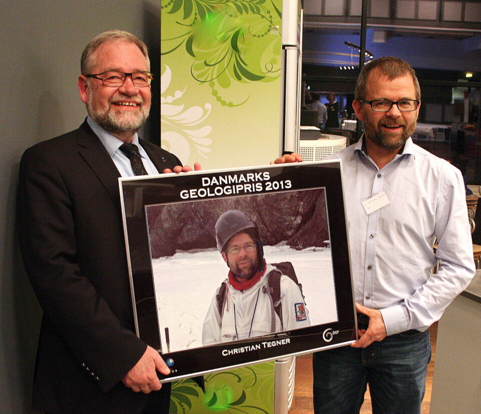 Administrerende direktør Johnny Fredericia fra Geuas (tv) overrakte Danmarks Geologipris 2013 til professor Christian Tegner fra Aarhus Universitet